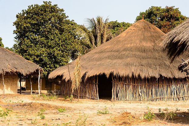 Cabanes traditionnelles au toit de chaume