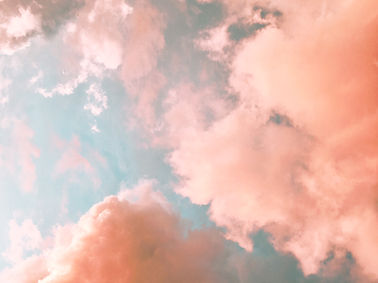 Nuages roses et duveteux