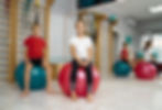 Dos niños en pelotas de gimnasia.