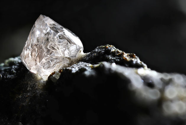 岩石の上の生の結晶