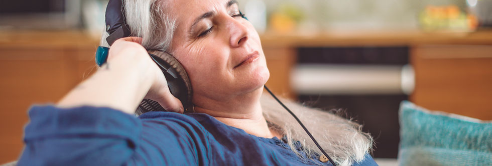 femme qui écoute un audio de régulation nerveuse