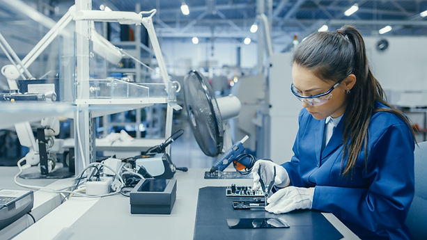 Mujer reparando aparatos electrónicos