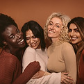 Mulheres diversas sorrindo