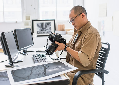 Fotografo che controlla le immagini