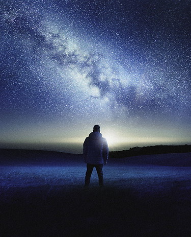 Persona bajo las estrellas