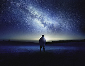 Persona sotto le stelle