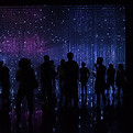 Des silhouettes qui semblent être interconnectées. Relations sociales amicales. Ambiance lumineuse