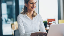 A Christian woman entrepreneur renewing her mind with Scripture to overcome a fear of selling.