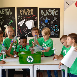Schoolkinderen recyclen