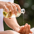 Massageöl gießen