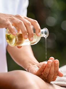 Gießen von Massageöl