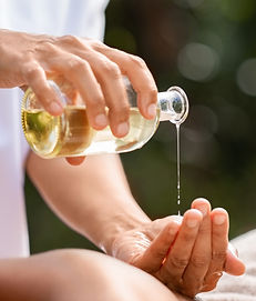 Verser de l'huile de massage