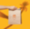 Main tenant un sac en papier brun