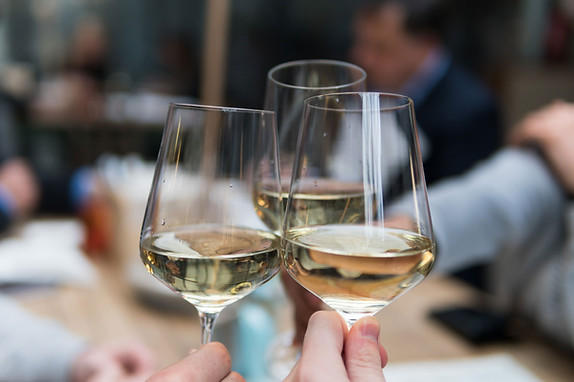 Trinquer avec verres de vin