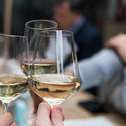 Trinquer avec verres de vin