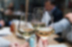 Trinquer avec verres de vin blancs