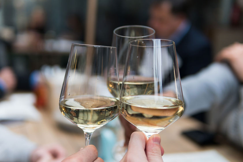Trinquer avec verres de vin