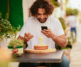 Tomando una foto de la comida