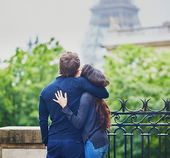 Couple en face de la tour Eiffel