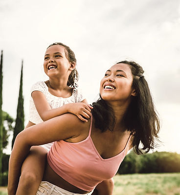 Mãe carregando filha sorrindo