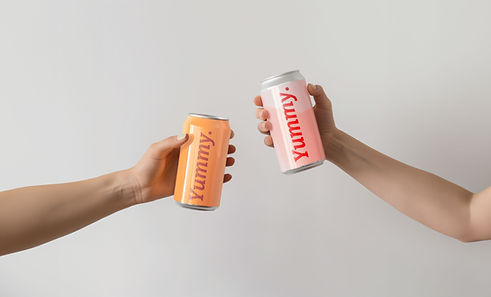 Mãos segurando latas