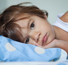 Enfant se reposant pensivement