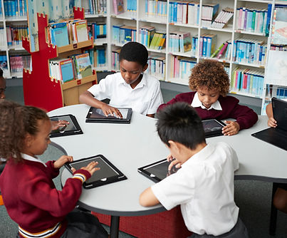 Niños que usan tabletas