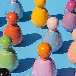 Petits pions de couleurs diverses sur fond bleu