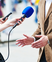 Befragung mit Mikrofon