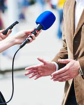 Interviewer avec un microphone