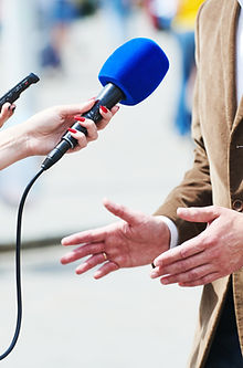 Interviewer avec un microphone