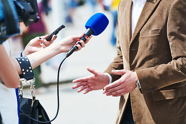 Interviewer avec un microphone