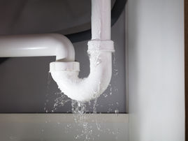 Quels sont les bons réflexes à avoir en cas de fuite d’eau?