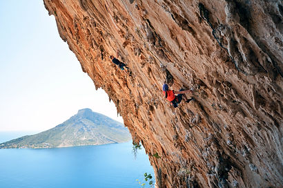Grimpeurs dans la paroi rocheuse