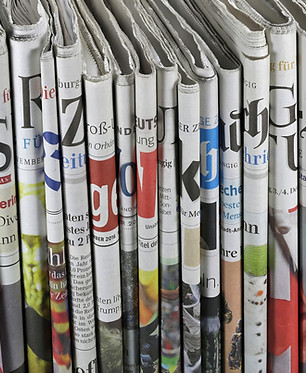Gefaltete Zeitungen als Zeichen für Informationen und Austausch der Vereinsmitglieder