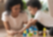 Mãe e filho brincando