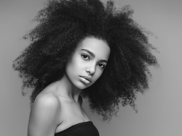 Modelo com cabelo afro