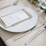 Mise en place de la table d'événement