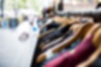 Vêtements accrochés dans une boutique