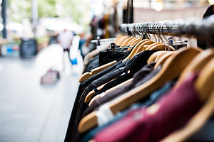 Vêtements accrochés dans une boutique