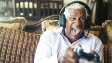 Un homme joue à un jeu vidéo