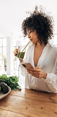 Frau trinkt grünen Smoothie
