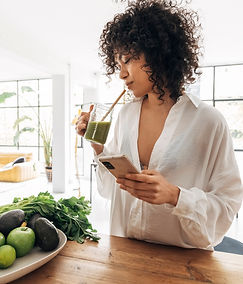 Frau trinkt grünen Smoothie