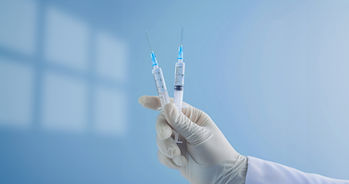 두 개의 주사기가 표시됨