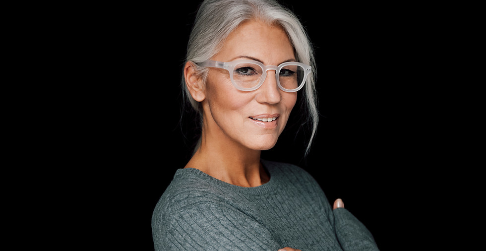 Fine Art portret van oudere vrouw in donkere studio