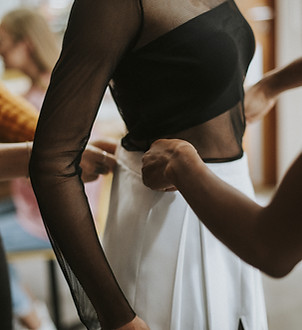 Femme chez un taileur