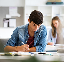 Estudantes estudando em sala de aula