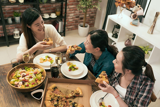 Freunde, die gemeinsam essen