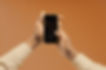 segurando o smartphone