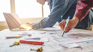 Duas pessoas trabalhando em um projeto de design